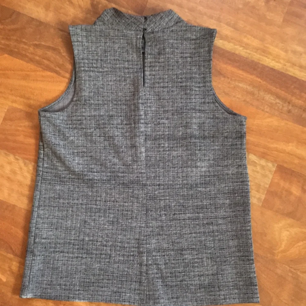 EUC Banana republic sleeveless shirt - Picture 12 of 14